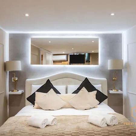 Teatro Pace Palace - Historic Center, Luxury Apartment, 3 Bdr, A-c * Řím