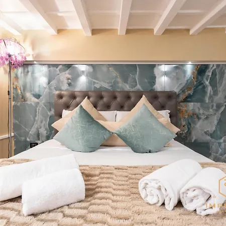 Teatro Pace Palace - Historic Center, Luxury Apartment, 3 Bdr, A-c * Řím