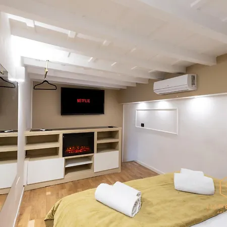 Teatro Pace Palace - Historic Center, Luxury Apartment, 3 Bdr, A-c * Řím